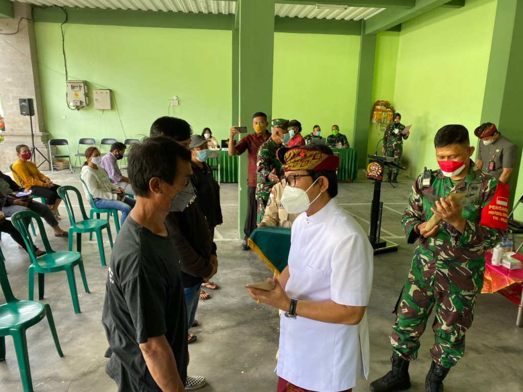 Sekda Adi Arnawa Launching Bantuan Tunai PKL dan Warung